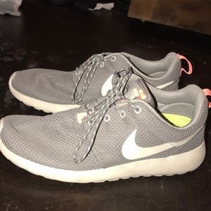 Women’s Nike tennis shoes